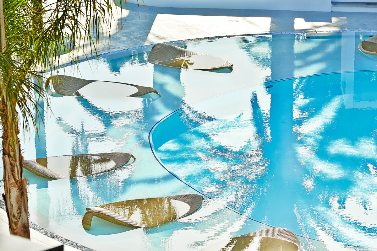 11-Amazing-confetti-Pool-with-impressive-sunbeds_72dpi