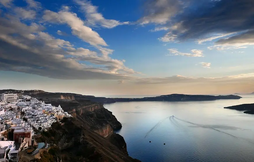 santorini-dall-alto-della-caldera-con-il-bacino-d-acqua-color-celestte-argento