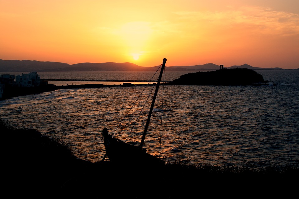 vacanza-a-naxos-tramonto-verso-la-portara
