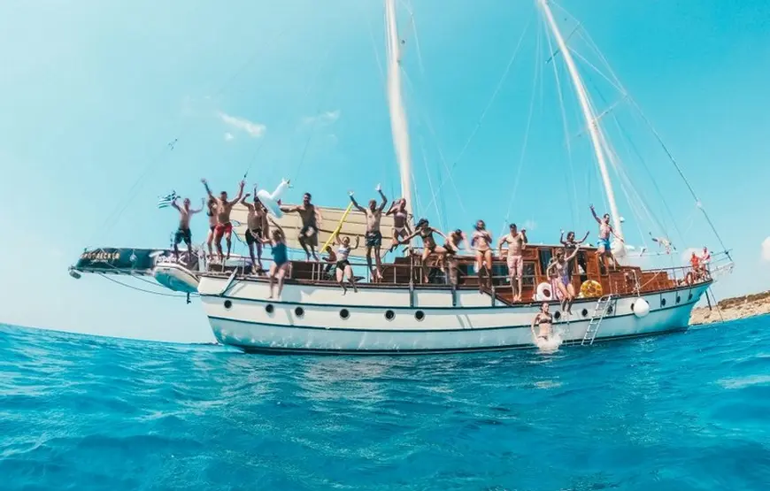 tanti-ragazzi-e-ragazze-si-stanno-tuffando-dal-caicco-in-mare-turchese-le-braccia-alzate-in-aria