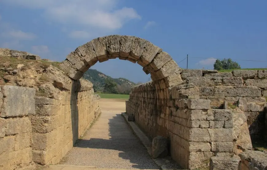 arco-di-olympia-per-lo-stadio-antico-in-pietra