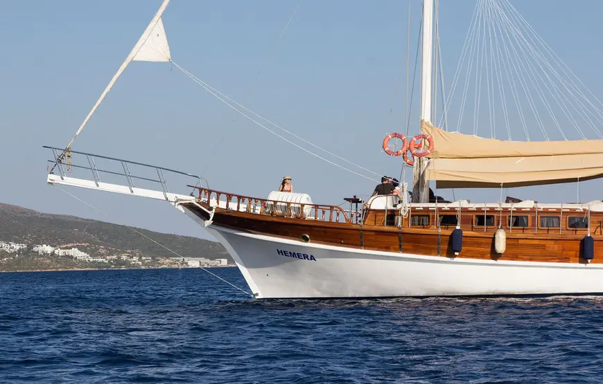 ponte-del-caicco-visto-dalla-banchina-nave-bianca-con-rivestimenti-in-legno