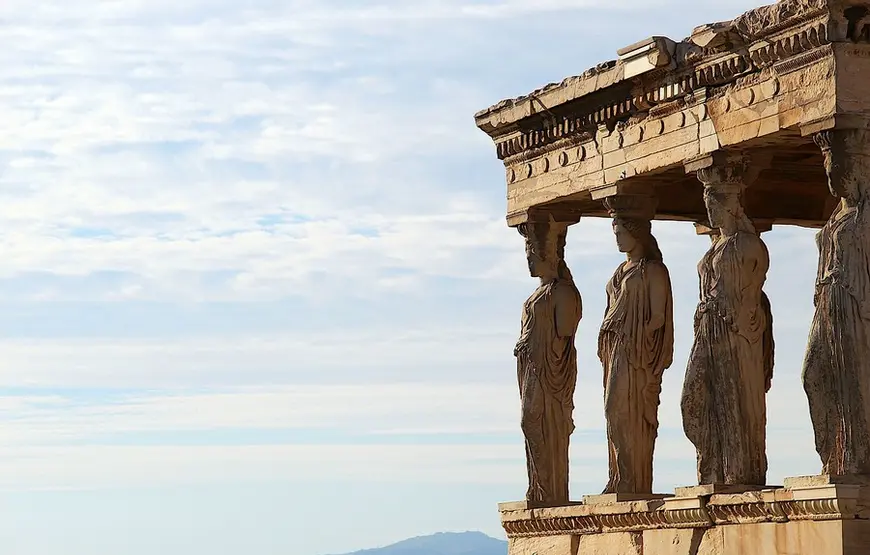cariatidi-colonne-del-loggiato-atene-che-sono-sospese-in-cielo