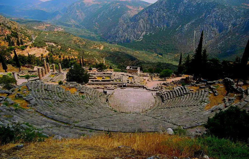 cavea-del-teatro-di-delfi-con-vista-panoramica-della-valle-del-peneo