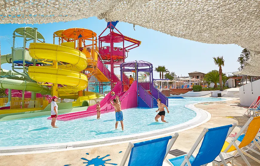 super-scivolo-con-tre-colori-diversi-bambini-in-piscina-che-si-divertono