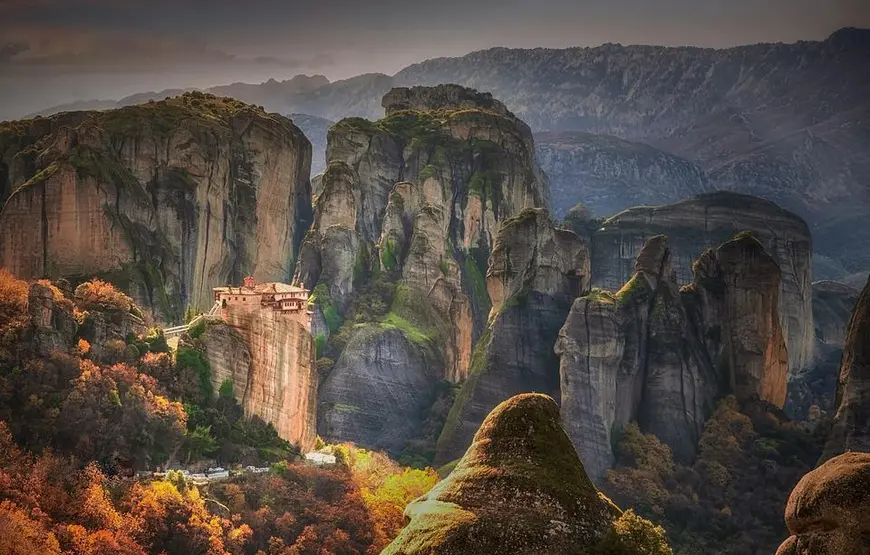 paesaggio-di-meteora-con-le-montagne-e-in-mezzo-un-monastero