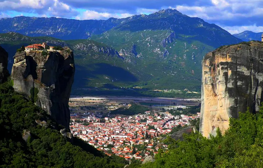 monasteri-in-cima-a-delle-rocce-simil-colonne-in-mezzo-a-loro-nella-valle-una-città