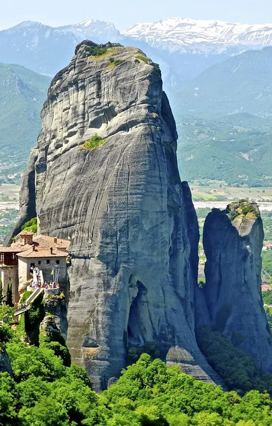 roccia-arenaria-alta-con-un-piccolo-monastero-di-fianco-a-picco-nel-vuoto