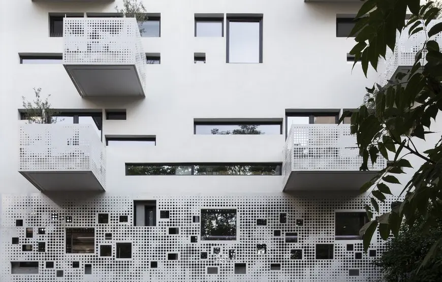 facciata-bianca-di-un-edificio-particolare-artistico