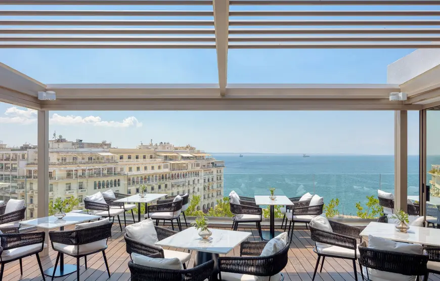 veduta-del-mare-da-electra-hotel-di-salonicco-con-una-terrazza-ristorante