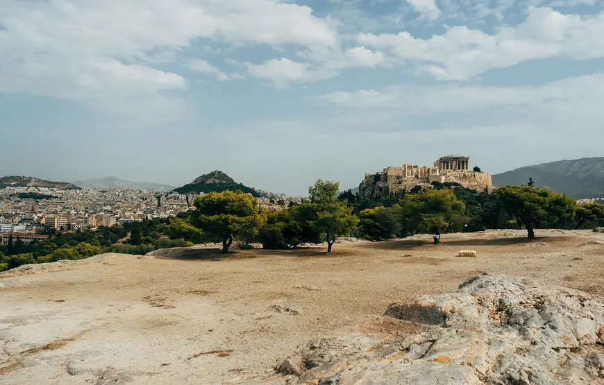 acropoli-e-licabetto-visti-da-un-altura-rada-dove-ci-sono-alberi