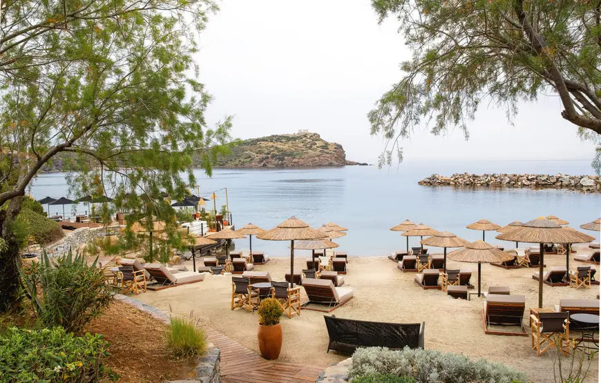 spiaggia-privata-con-ombrelloni-di-paglia-che-guardano-il-mare-e-il-promontorio-di-capo-sounion