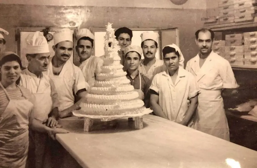 pasticceri-davanti-alla-torta-in-posa-foto-antica-del-delice-pasticceria-atene