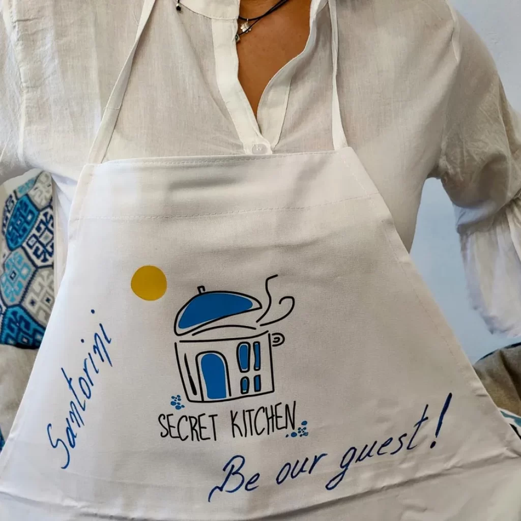 una-donna-indossa-un-grembiule-di-secret-kitchen