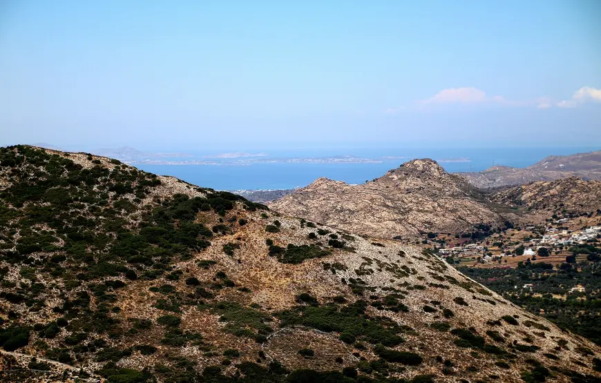 le-gemme-nascoste-della-grecia-dall-alto-di-alcune-montagne-rade-orizzonte-verso-il-mare