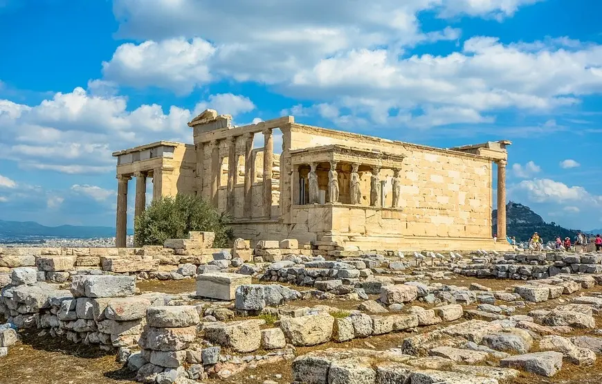 loggiato-delle-cariatidi-sculture-colonna-tra-i-resti-dell-acropoli-di-atene