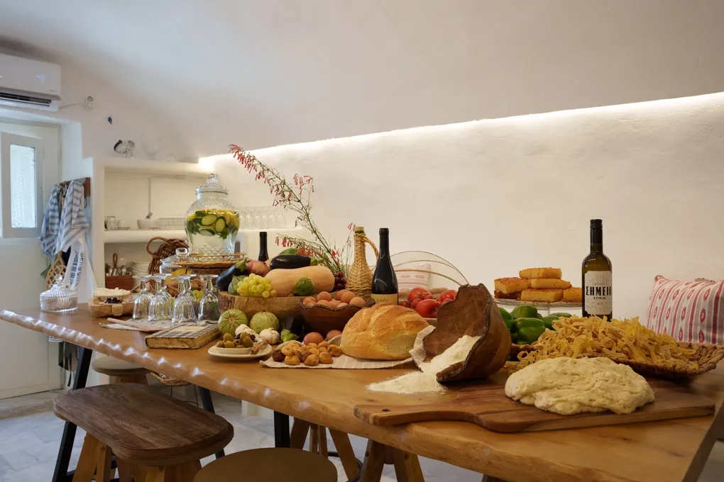 tavolo-in-cui-sono-apparecchiati-i-prodotti-di-santorini-a-chilometro-zero