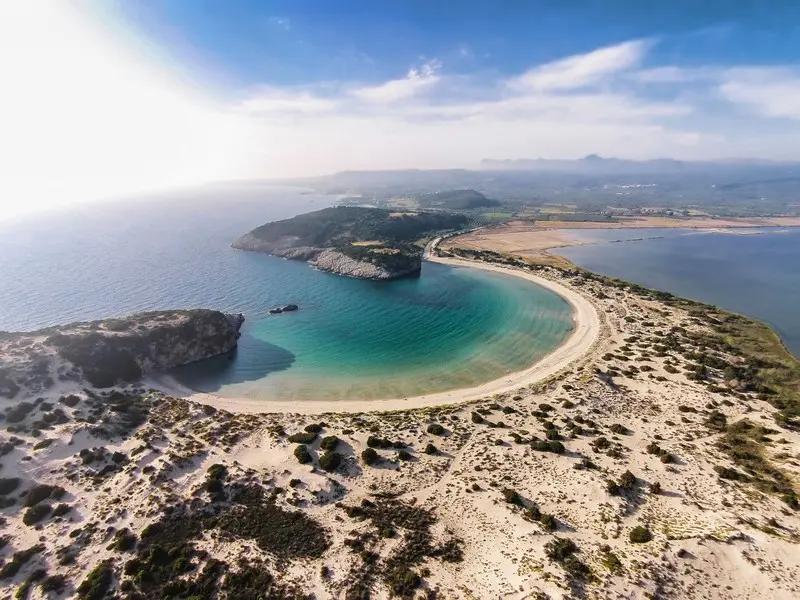laguna-a-forma-di-u-con-striscia-bianca-di-sabbia-e-mare-turchese