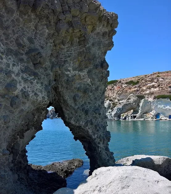 roccia-su-una-costa-di-mare-a-kimolos-a-forma-di-elefante-con-la-proboscide