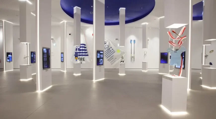 sala-museale-del-museo-olimpico-di-atene-nello-stadio-panathinaiko-colonne-bianche-piatte-ospitano-dei-touch-screen-per-un-esperienza-virtuale