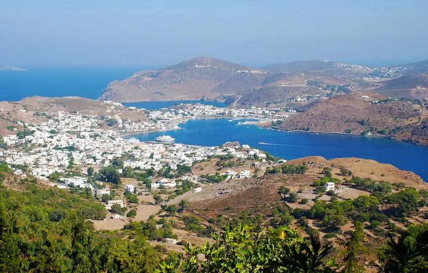 PATMOS-VISTA-DALL-ALTO-CASE-BIANCHE-CHE-SI-APRONO-AL-MARE-TRA-ROCCE-E-VEGETAZIONE