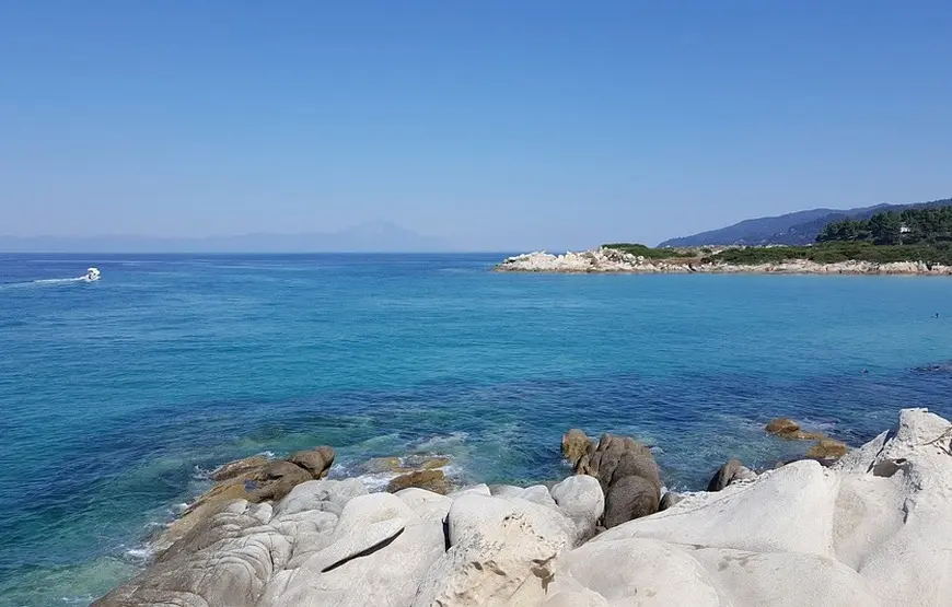 isola-ammouliani-al-largo-della-calcidica-le-roccie-bianche-a-ridosso-del-mare-turchese