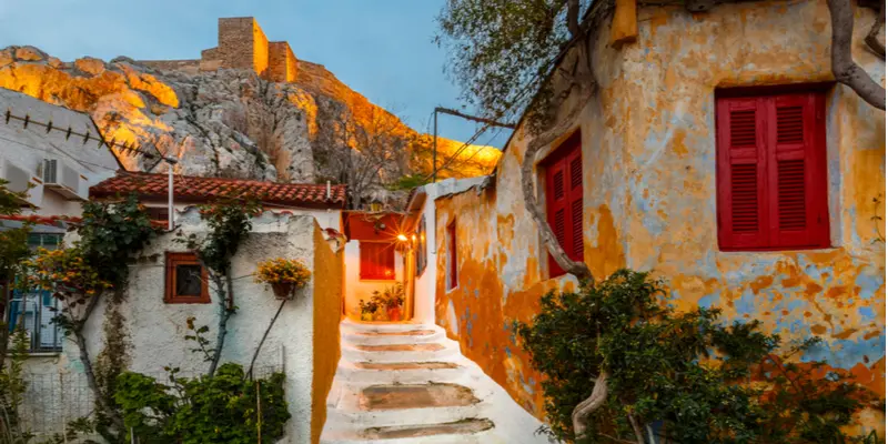 scalette-che-salgono-ripide-e-colorate-in-un-piccolo-borgo-di-atene-anafiotika