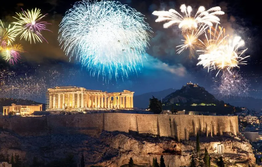 capodanno-ad-atene-con-acropoli-iluminata-la-citta-sotto-il-vicino-licabetto-e-i-fuochi-d-artificio-che-illuminano-il-cielo