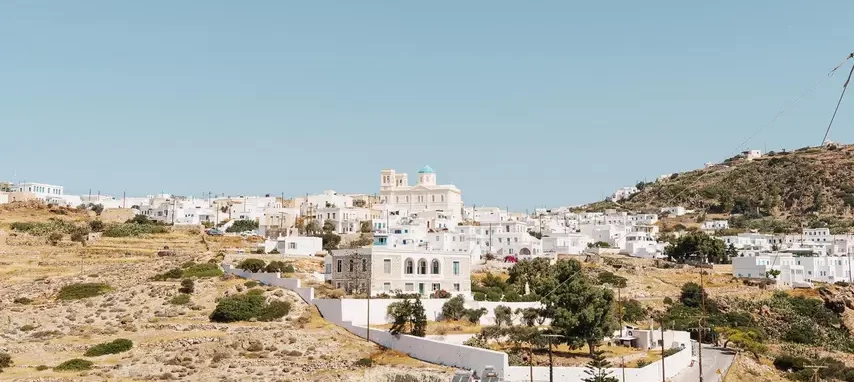 casette-bianche-arroccate-sulla-collina-che-ospita-la-chora-di-kimolos-in-grecia