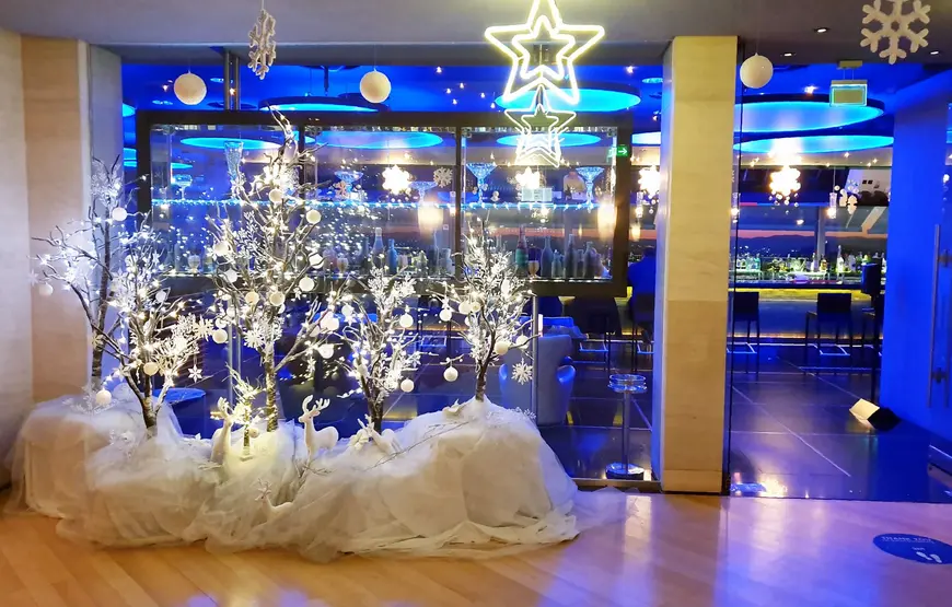 interno-del-galaxy-bar-di-atene-con-alberello-e-luci-stelle-illuminate-clima-natalizio