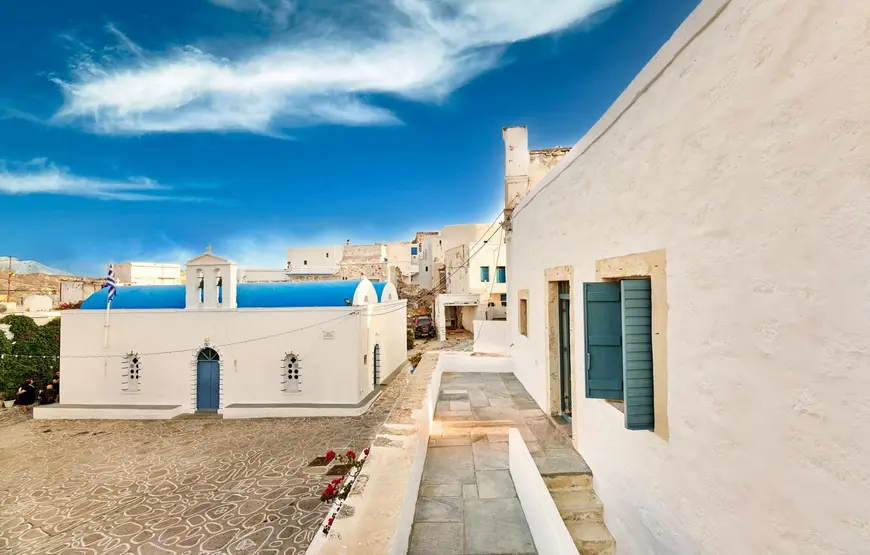 case-bianche-davanti-una-chiesetta-con-il-tetto-blu