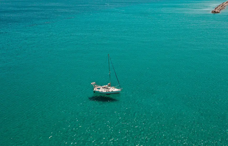 barca-in-mezzo-a-un-mare-verde-azzurro-a-kimolos