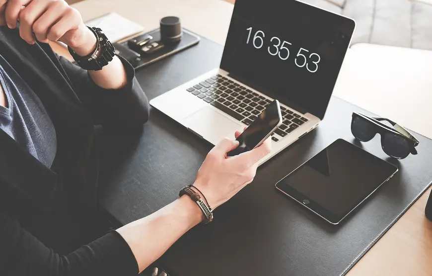 computer-con-un-timer-per-calcolare-i-tempi-dello-smart-wording-.durante-una-vacanza-in-grecia