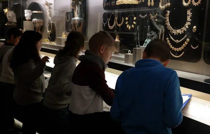 bambini-davanti-alle-teche-con-gioielli-della-collezione-del-museo-archeologico-di-atene