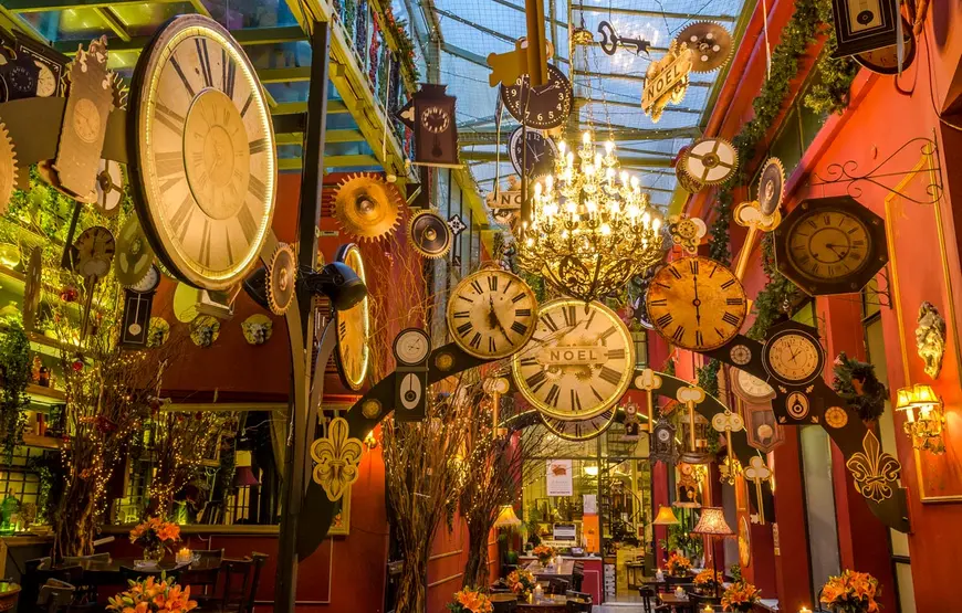 galleria-del-bar-noel-di-atene-con-orologi-appesi-ovunque-effetto-natalizio