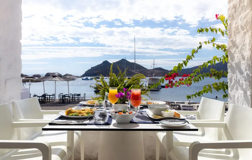 un-tavolino-apparecchiato-per-la-colazione-davanti-al-mare-di-patmos