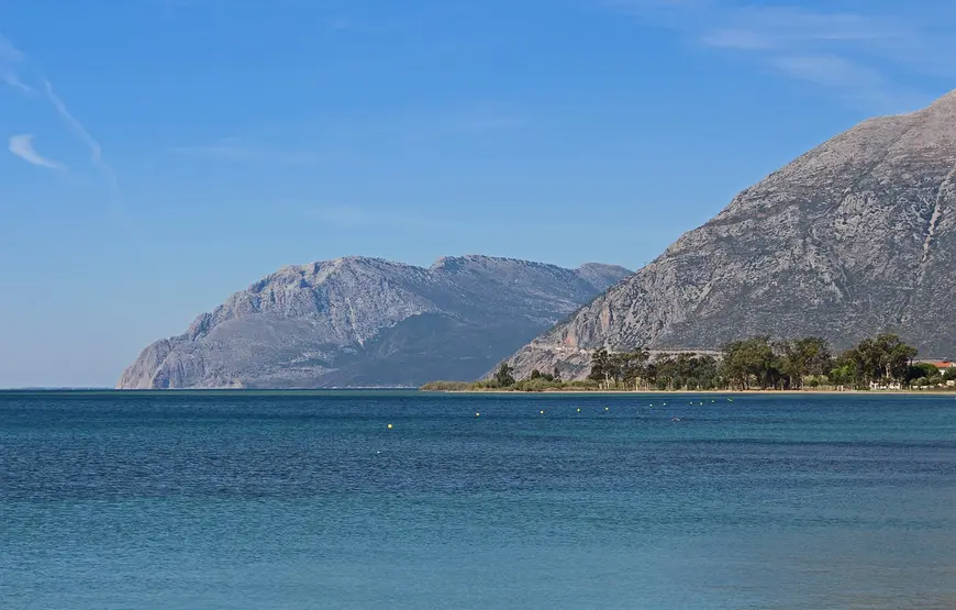 LE-ACQUE-TURCHESI-DI-PATMOS-IN-GRECIA-CON-DUE-MONTAGNE-ROCCIOSE-CHE-DIGRADANO