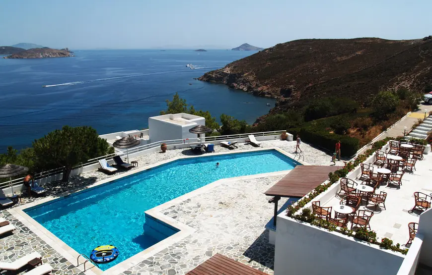 UNA-PISCINA-VISTA-DALL-ALTO-SOTTO-IL-MARE-DI-PATMOS