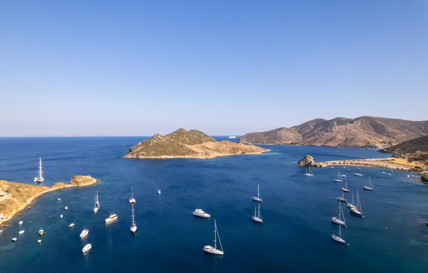 mare-turchese-una-baia-tra-isolotti-barchette-bianche-sull-acqua