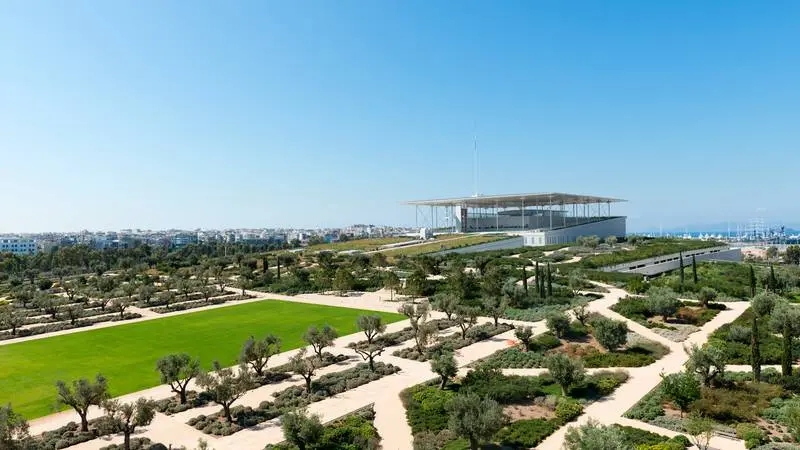 giardini-aromatici-della-fondazione-stavros-niarchos-con-la-struttura-sullo-sfondo-di-renzo-piano