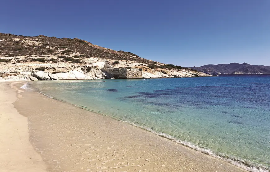 spiaggia-deserta-con-una-roccia-che-entra-in-mare-