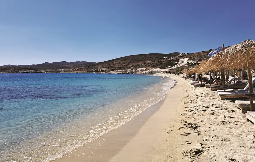 spiaggia-sabbiosa-attrezzata-con-ombrelloni-di-paglia-a-kimolos