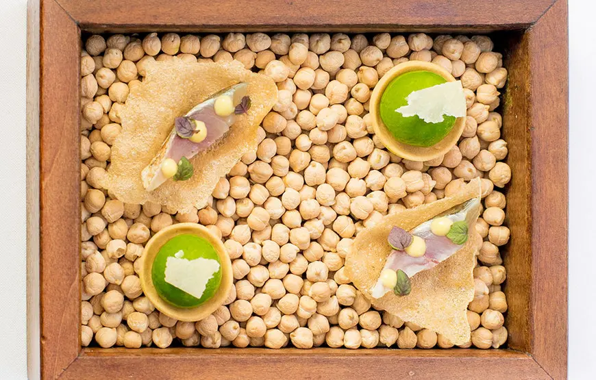 piatto-artistico-con-ceci-di-sottofondo-della-cucina-stellata-spondi-ad-atene