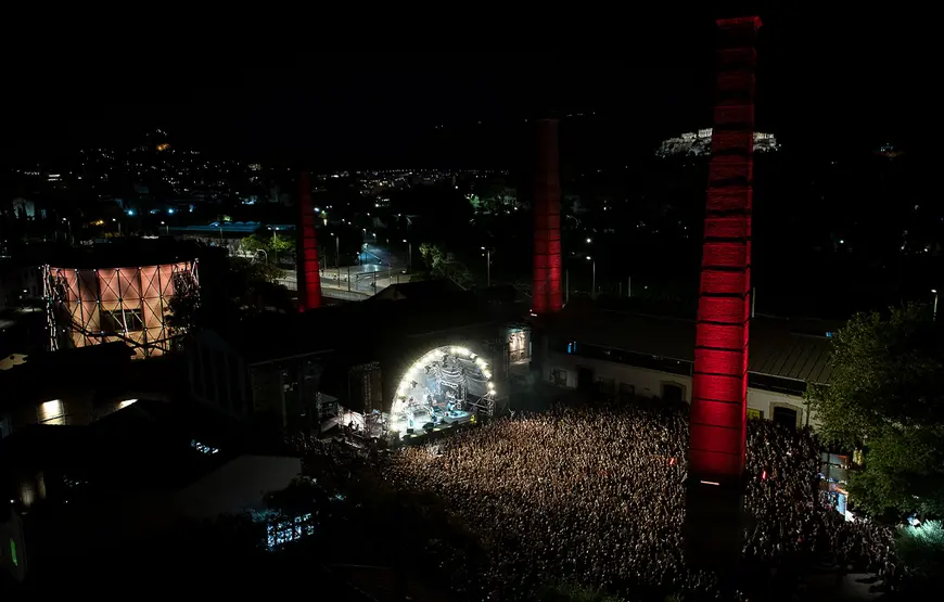 spazio-technopolis-al-gazi-di-atene-pienissimo-di-gente-durante-un-concerto-le-cminiere-rosse-simbolo-del-quartiere-rinnovato