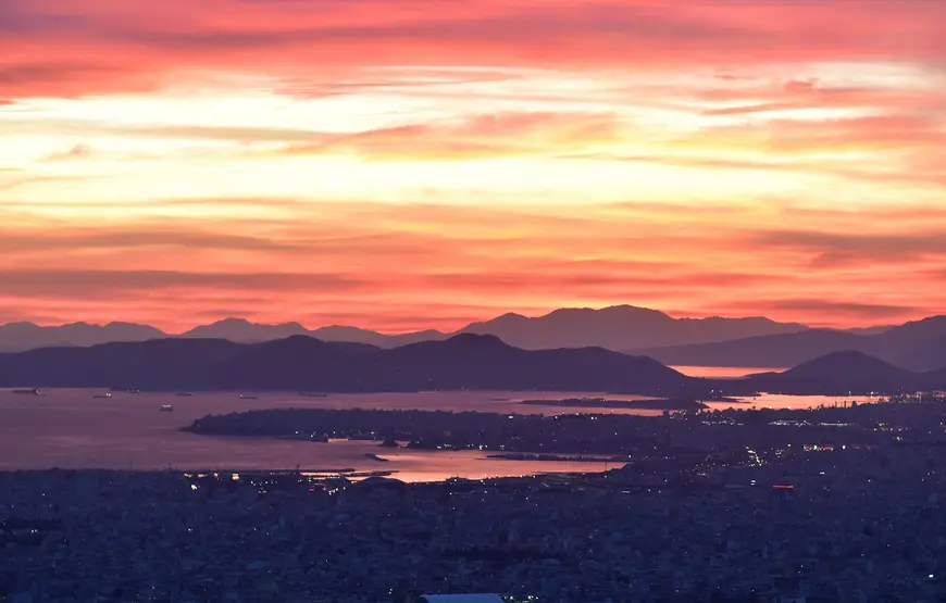 tramonto-di-atene-vista-aeropago-verso-il-mare-egeo-il-porto-de-pireo-tutto-colorato-di-nuances-arancio-rosa
