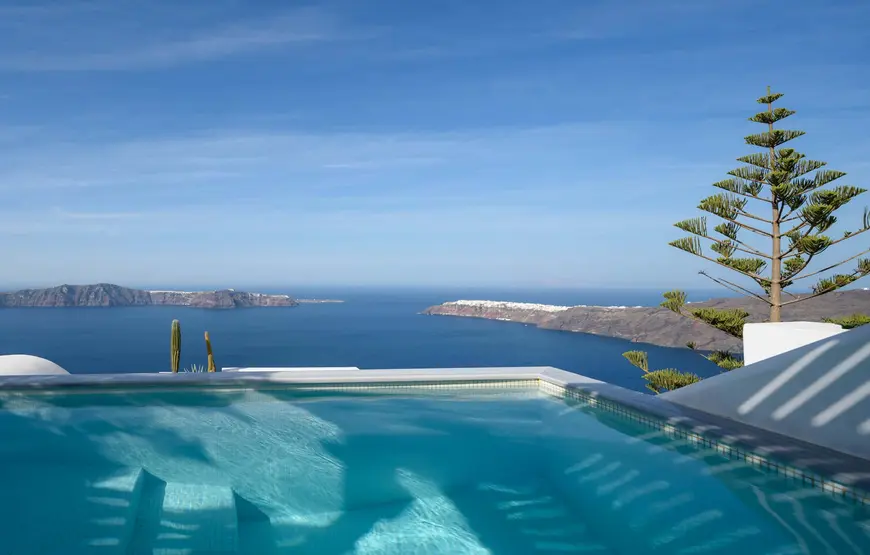 piscina-privata-di-una-camera-che-guarda-al-mare-turchese-sotto