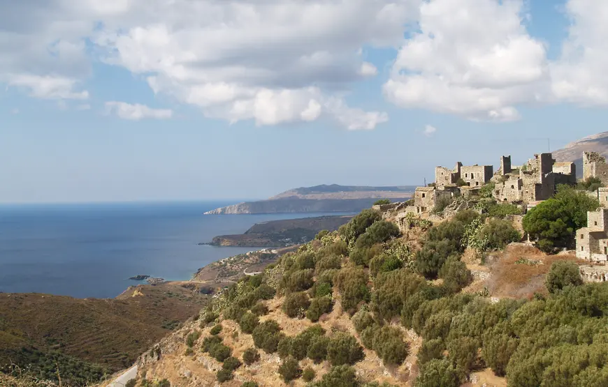 villaggio-con-case-torretta-sulle-pendici-della-collina-che-guarda-il-mare-del-peloponneso