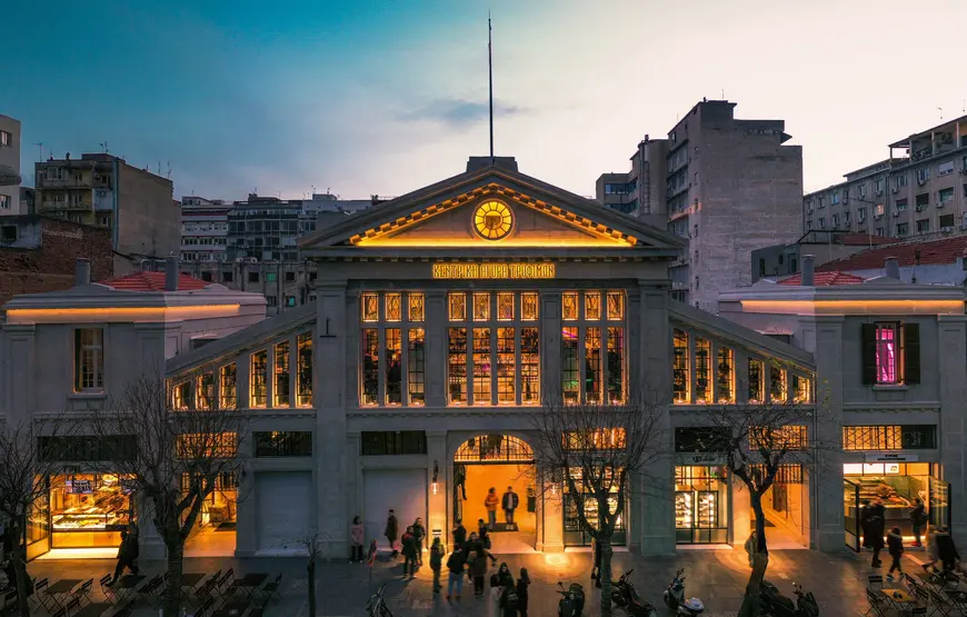 edificio-illuminato-dentro-cui-si-svolge-il-mercato-di-modiano