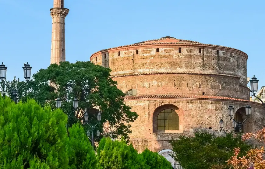 la-rotonda-di-galerio-una-struttura-tonda-tra-alberi-e-vegetazioni-una-torretta-di-fianco