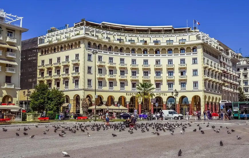 facciata-concava-del-electra-palace-hotel-di-salonicco-con-davanti-la-piazza-aristotelou